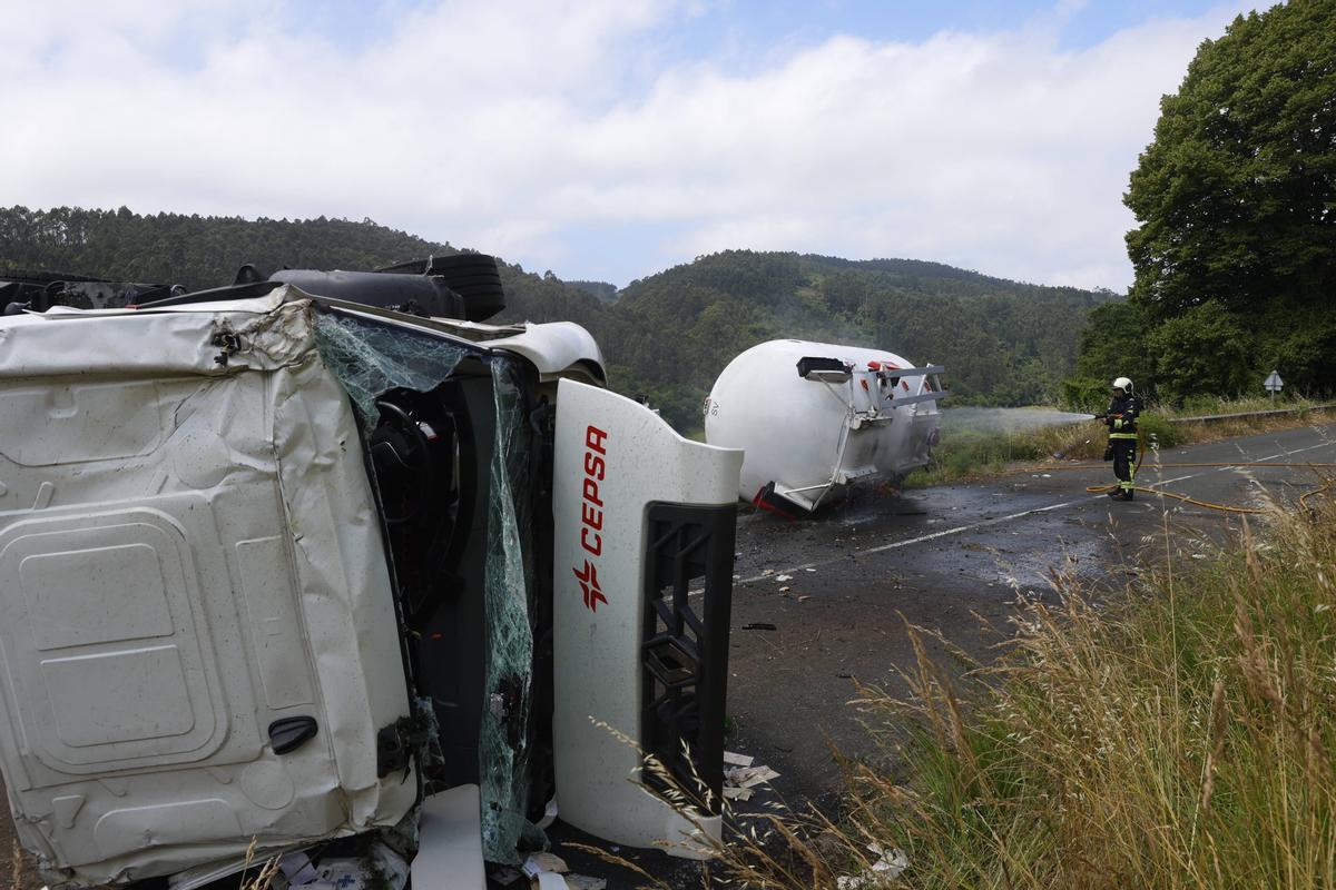 EN IMÁGENES: El espectacular accidente de un camión cisterna con gas en la Autovía del Cantábrico, a la altura de Colunga