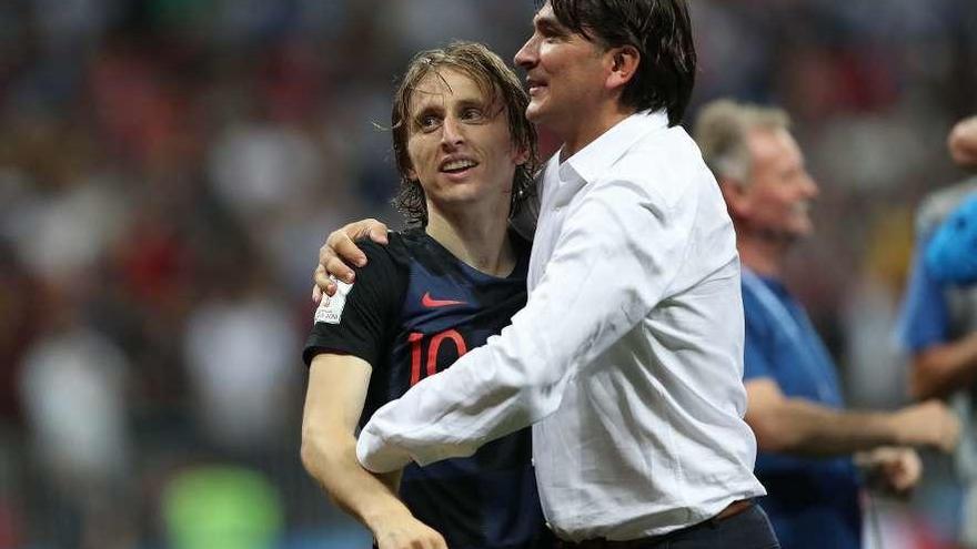 Modric abraza a Dalic a la conclusión de la semifinal. // Efe