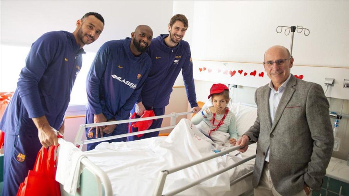 Los jugadores del Barça visitaron a los niños ingresados