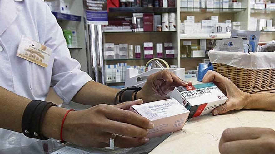 Una clienta compra medicamentos en una farmacia.