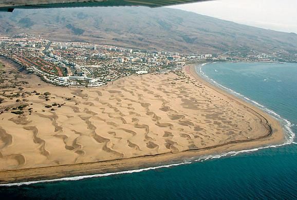 Vista aérea de la playa y las dunas de Maspalomas y del Inglés.