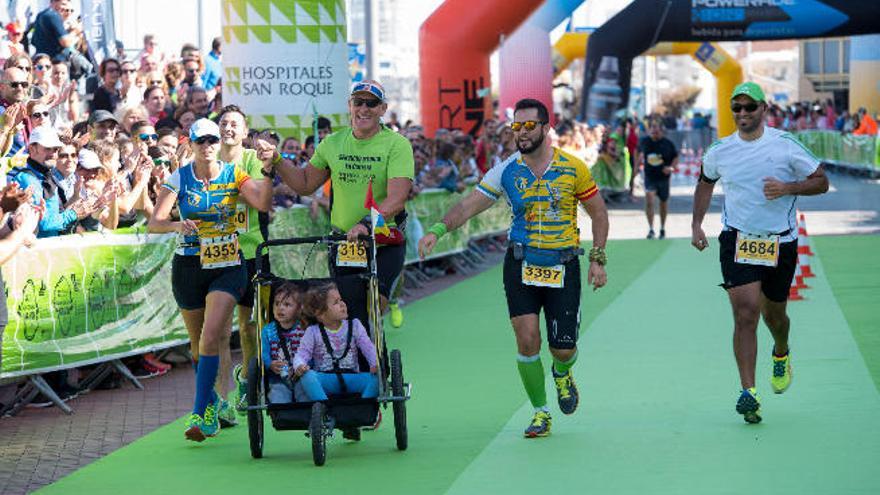 En la imagen, Yaiza Ramos (i.) y Carlos Afonso, con sus hijos Marcos y Carla en el carrito, y David Martín (d.).