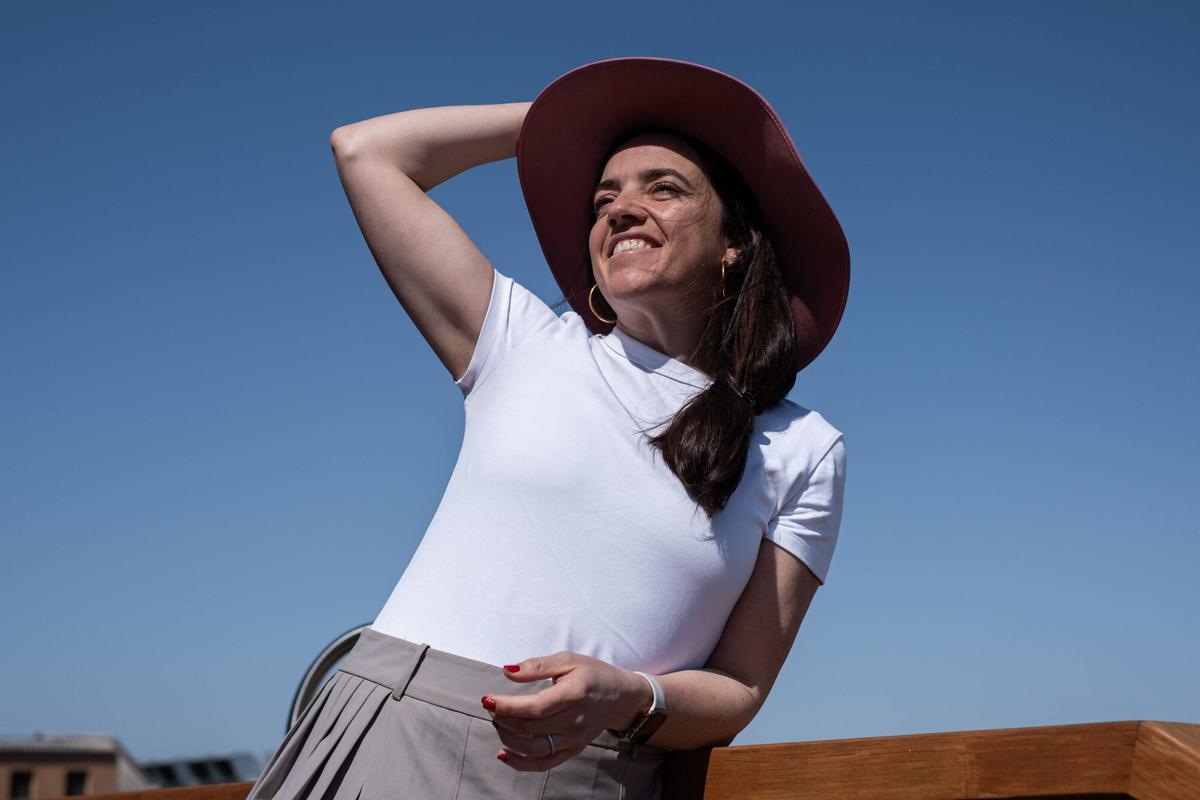Retrato de la escritora Regina Rodríguez Sirvent, que regresa con 'Crispetes de matinada'después de convertir su primera novela en uno de los libros más vendidos en catalán de los últimos años.