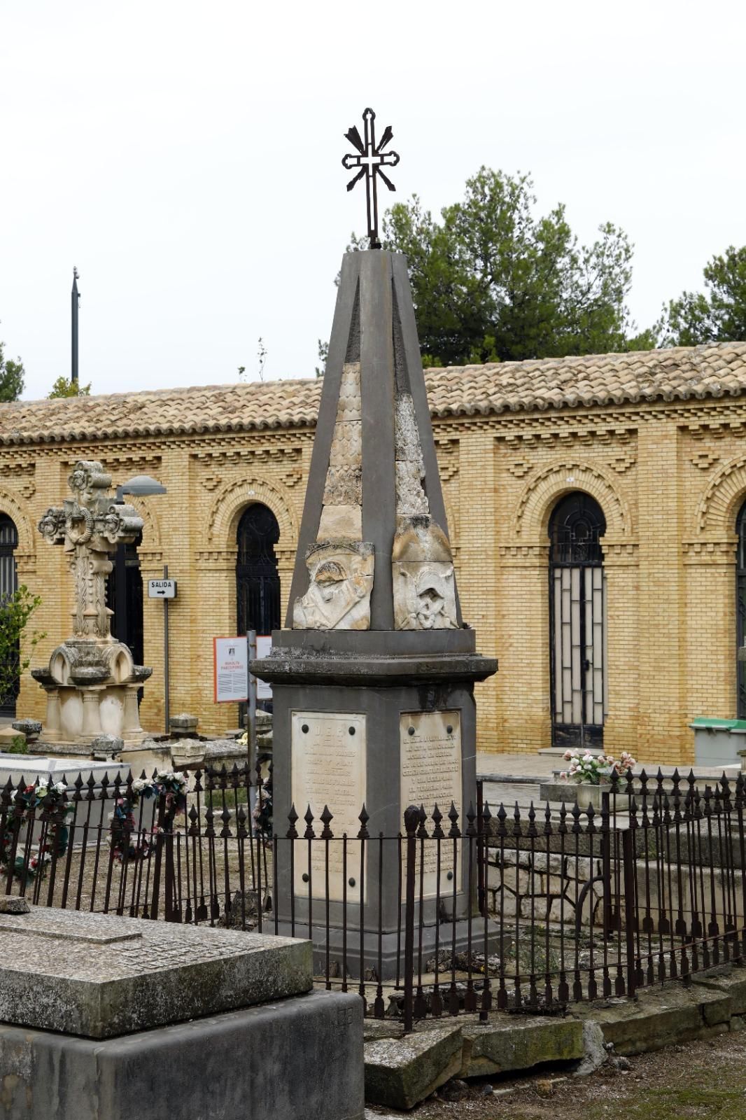 En imágenes | El cementerio de Zaragoza, un museo al aire libre que se engalana para el Día de Todos los Santos