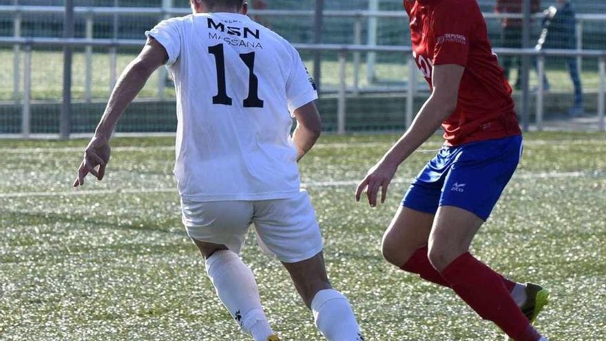 Un jugador del Choco presiona a un rival durante el partido de ayer. // Ricardo Grobas