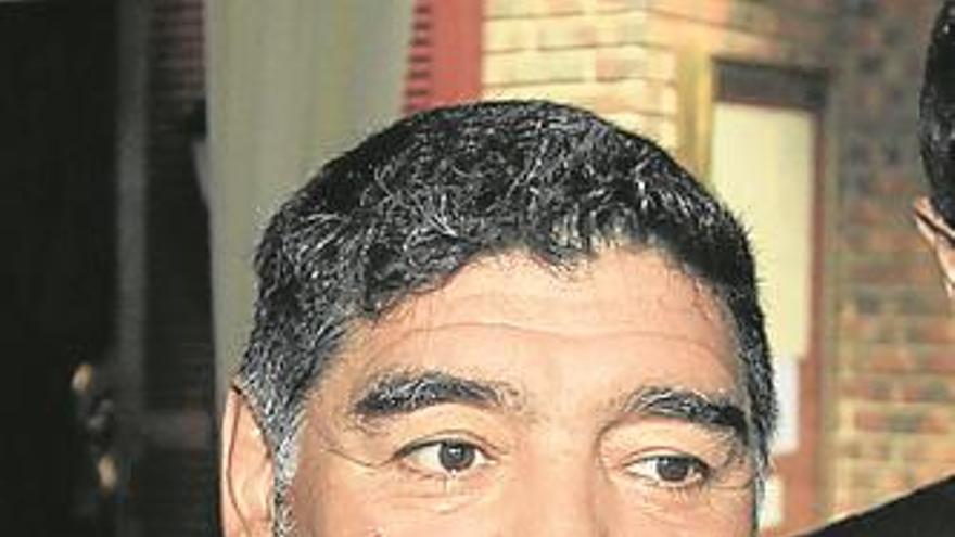 Maradona amenaza con desheredar  a sus hijas