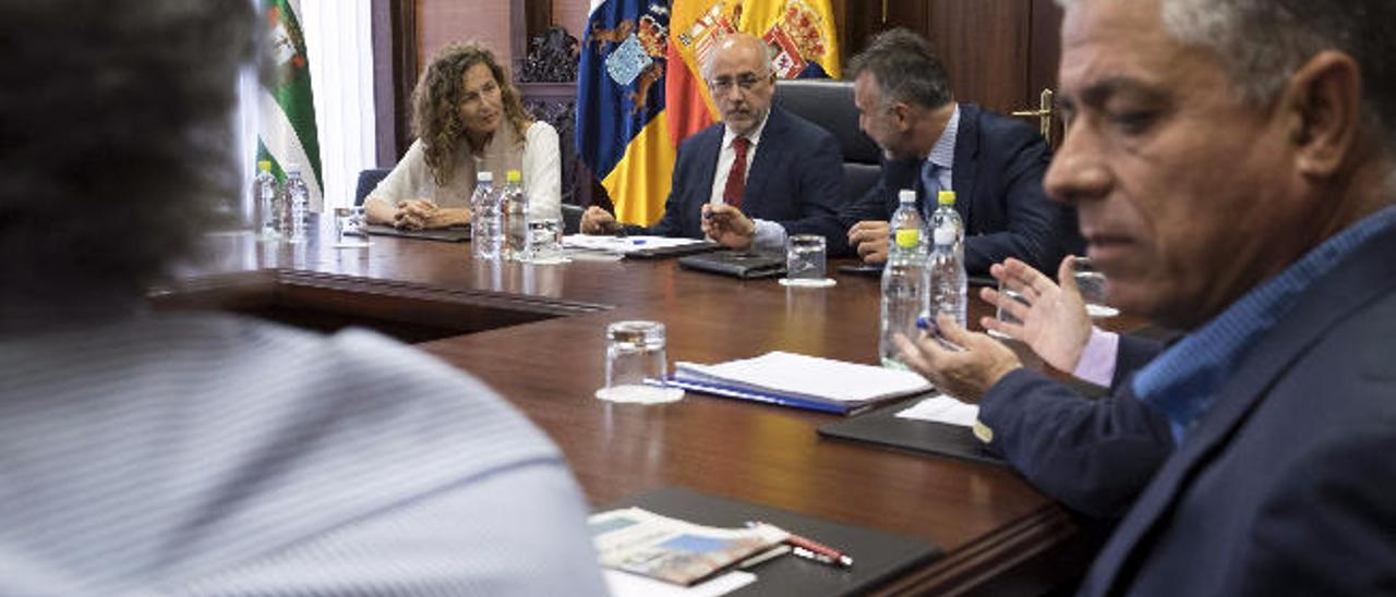 Ornella Chacón, Antonio Morales y Ángel Víctor Torres en una reunión en el Cabildo de Gran Canaria, el pasado mes de octubre.