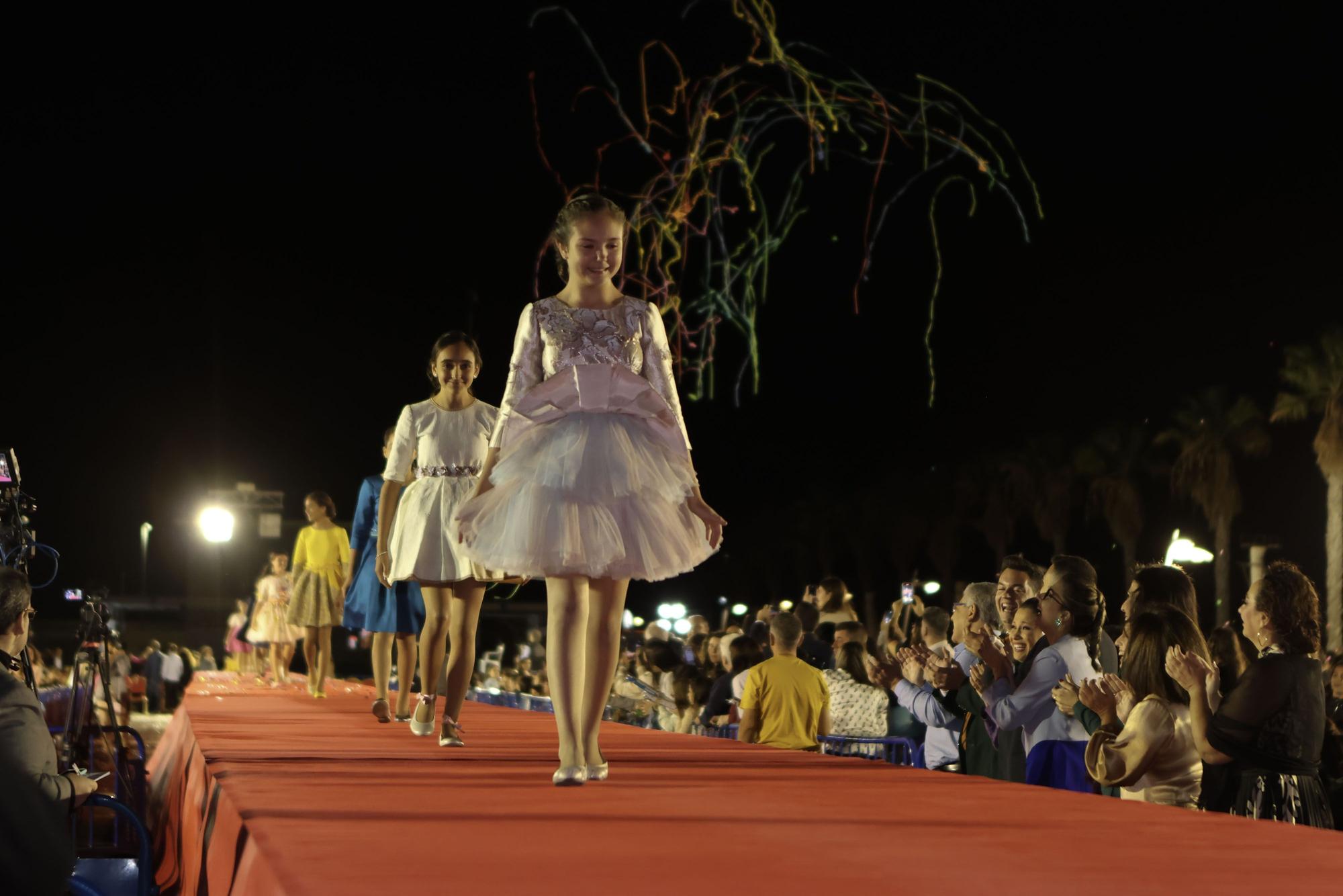 Las candidatas a Bellea del Foc Infantil brillan en la pasarela del Puerto