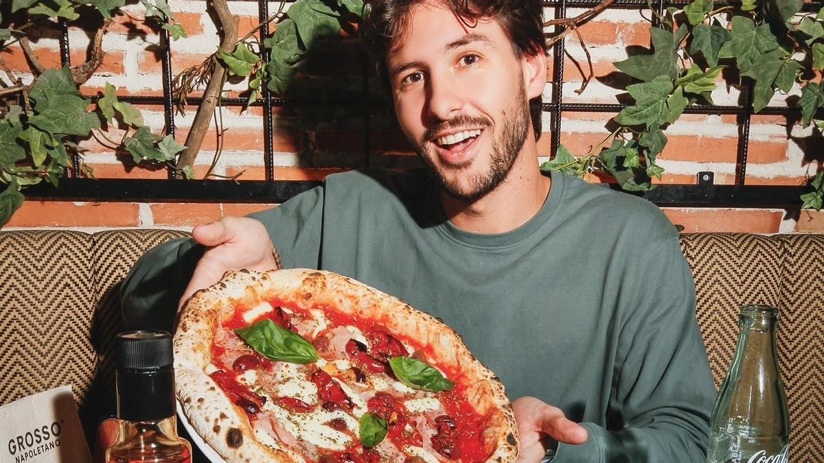 Ángel Gómez, con la pizza solidaria 224 que ha creado para Grosso Napoletano.