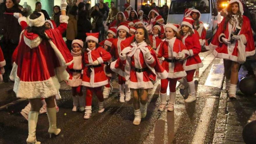 Integrantes de Cantodorxo, que ya dio colorido a la pasada Cabalgata de Papá Noel. // Muñiz