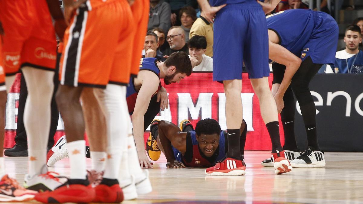 Chimezie Metu, lesionado en el tobillo, tuvo que abandonar el partido en la primera mitad.