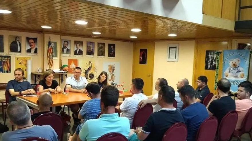 Reunión de la Junta Local Fallera de Benicarló para aprobar la inclusión de hombres y niños en las cortes de honor.