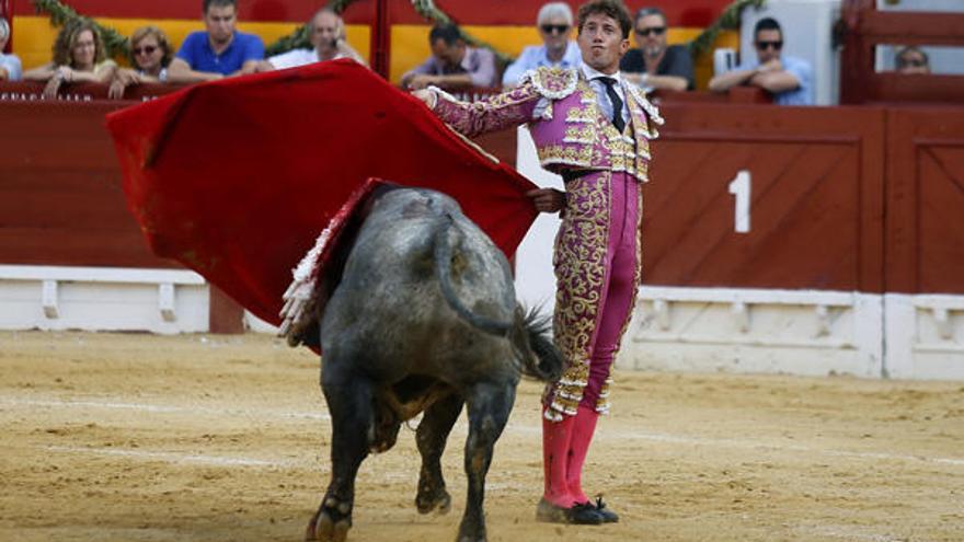 Escribano permanece en la UCI tras la cogida en Alicante