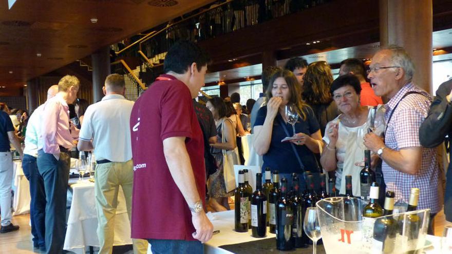 Más de una veintena de bodegas participan en la quinta edición de ´Placer Bobal´.