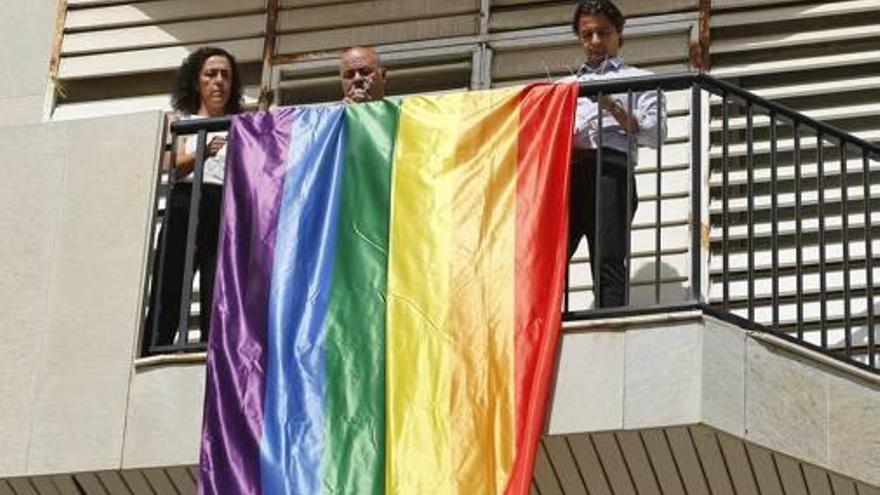 Colocación de la bandera LGTBI ayer en el Ayuntamiento.