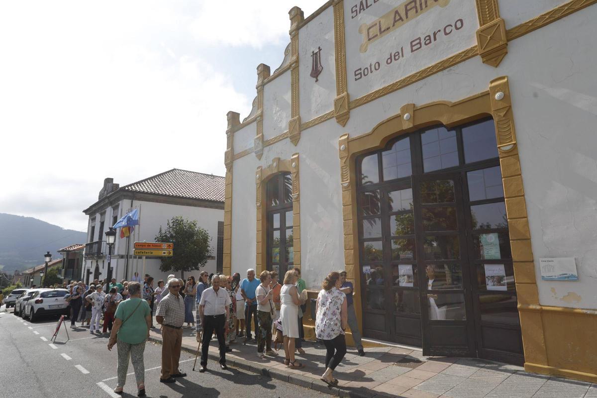 Público entrando al teatro Clarín