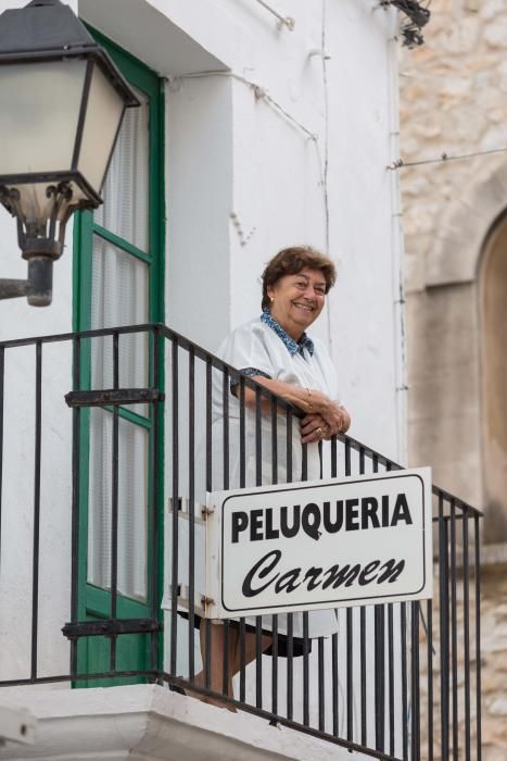 La peluquera Carmen Serra se jubila con 85 años.