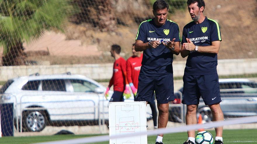 Míchel, con Mandiá -su segundo-, durante un entrenamiento del Málaga.