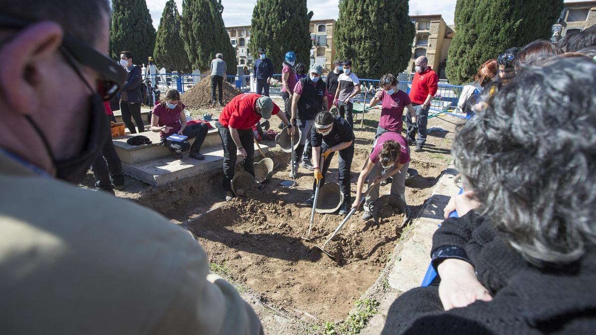 El cementerio de Alicante acoge la primera exhumación de represaliados del franquismo