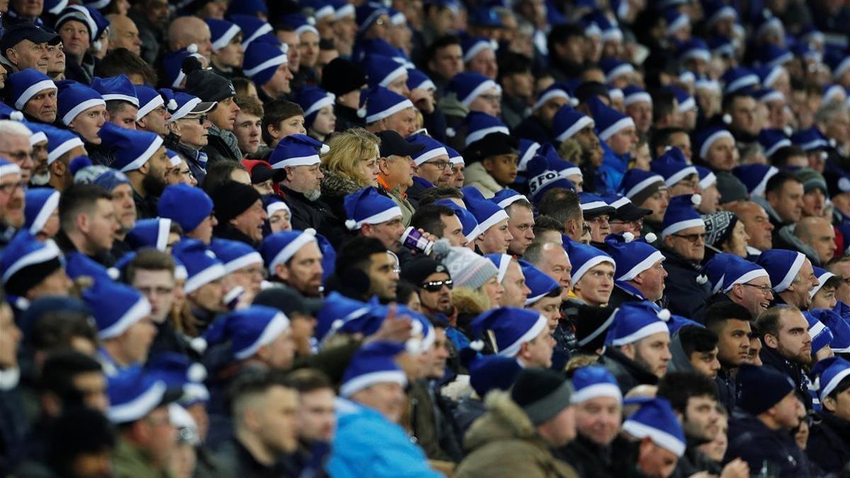 Aficionados del Leicester portan gorros azules de Papá Noel.