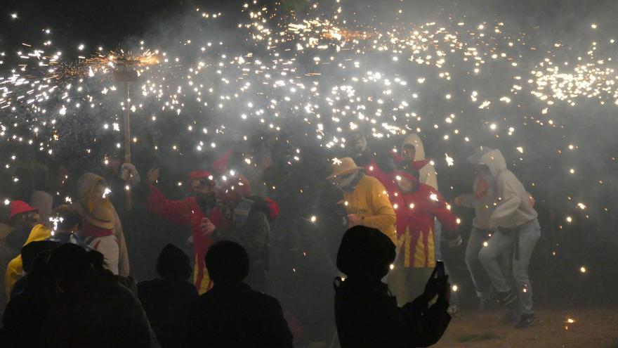 La primera Nit del Foc de Figueres atrau centenars de persones