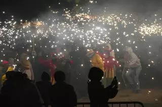 La primera Nit del Foc de Figueres atrau centenars de persones