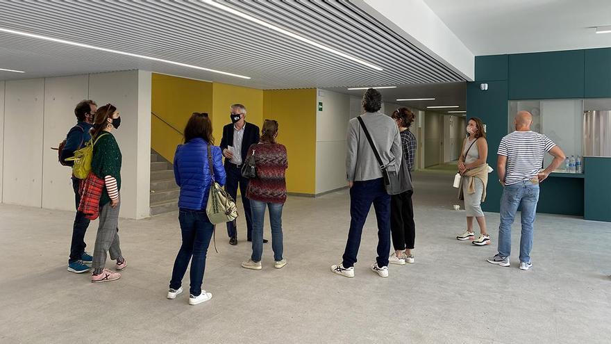 Un grupo de padres durante la visita al nuevo centro de enseñanza privada.