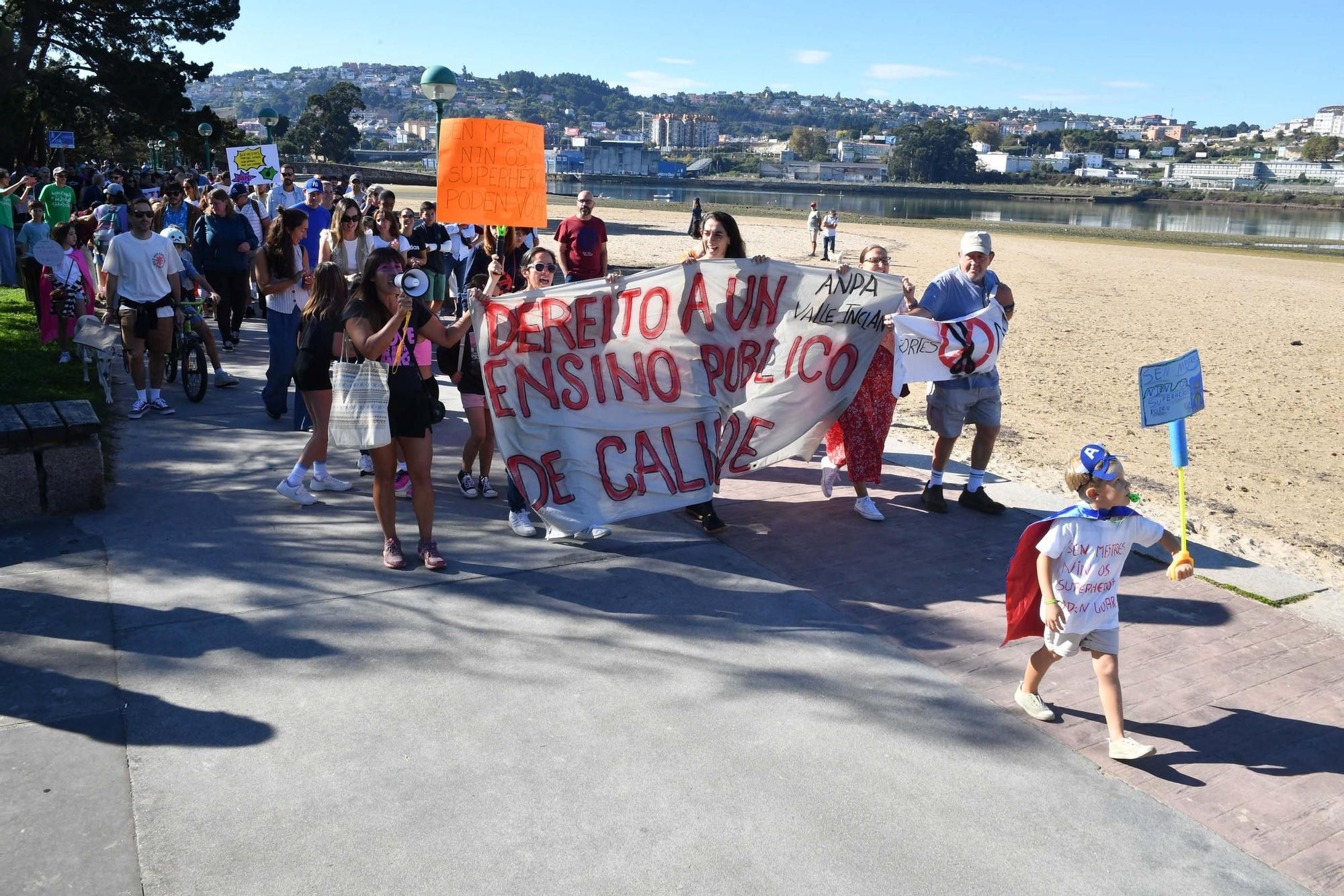 Caminata en Oleiros para reclamar más docentes en el colegio Valle-Inclán