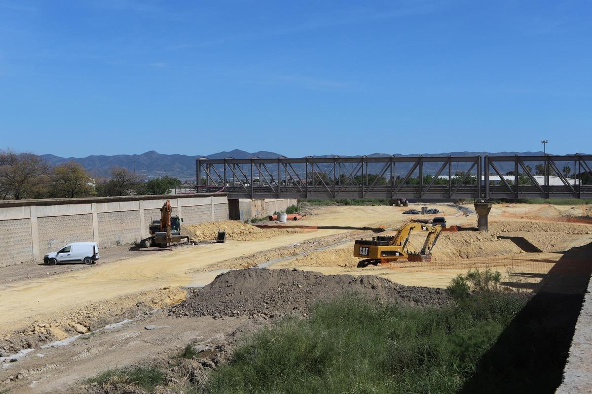 Vista del histórico puente de hierro, que seguirá utilizándose para cruzar el río en el contexto de la nueva alameda