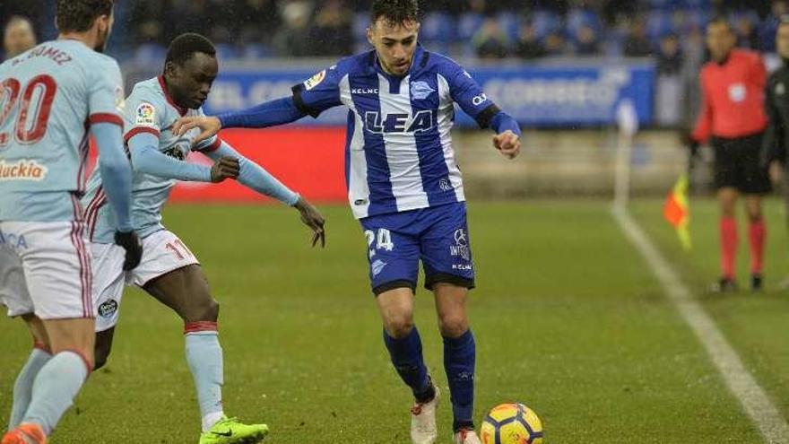 Munir, ante Pione Sisto y Sergi Gómez, ayer en Mendizorroza.