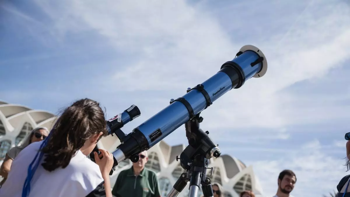Catalunya activa la "alerta máxima" ante el eclipse: 700 agentes, drones y unidades acuáticas y subacuáticas