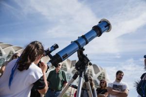 Catalunya acelera hacia el eclipse: 23 puntos de observación, 150.000 gafas gratuitas, 700 mossos y restricciones en la AP-7