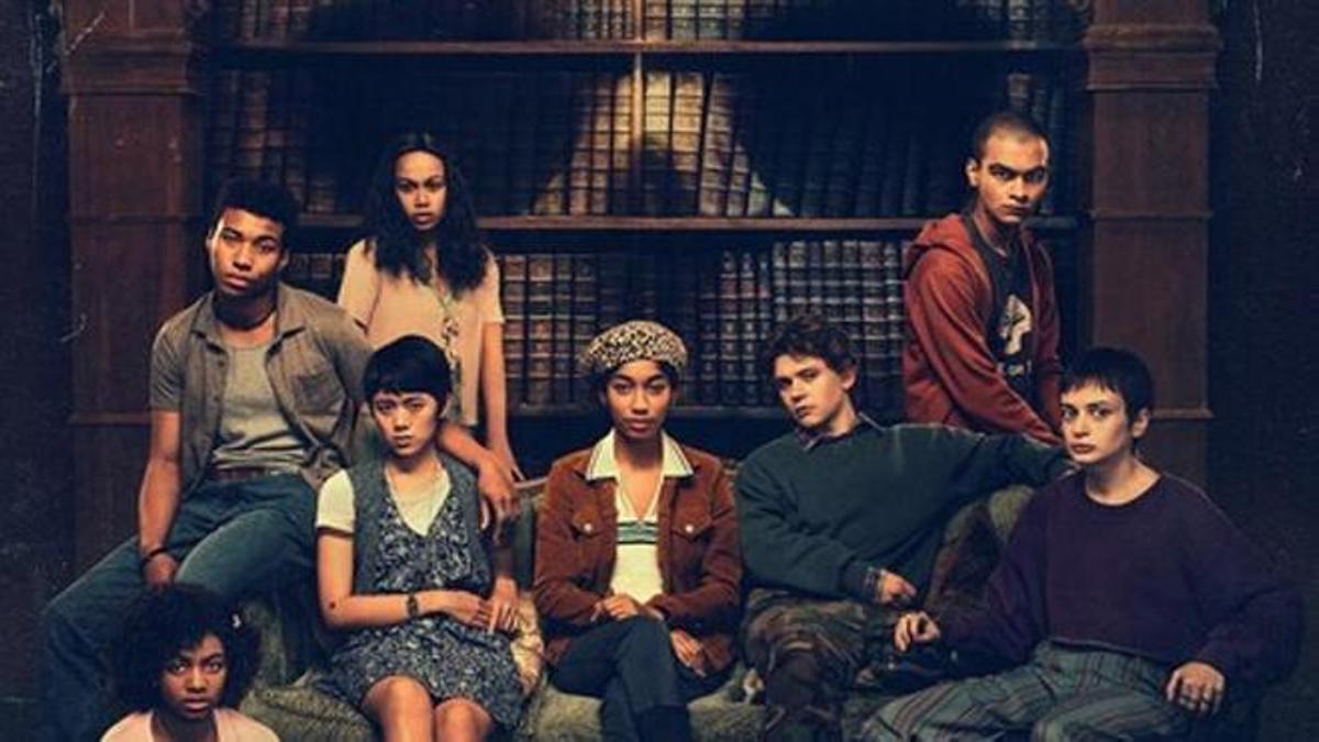 Imagen del reparto de El club de la medianoche, la nueva serie de terror de Netflix.