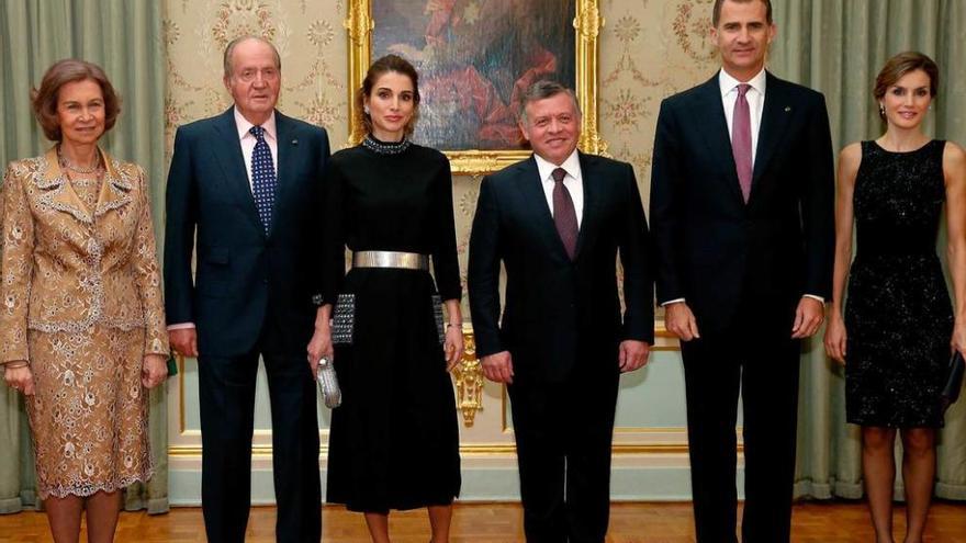 Los reyes Felipe VI, Letizia, Juan Carlos y Sofía posan junto Abdalá II y Rania de Jordania.