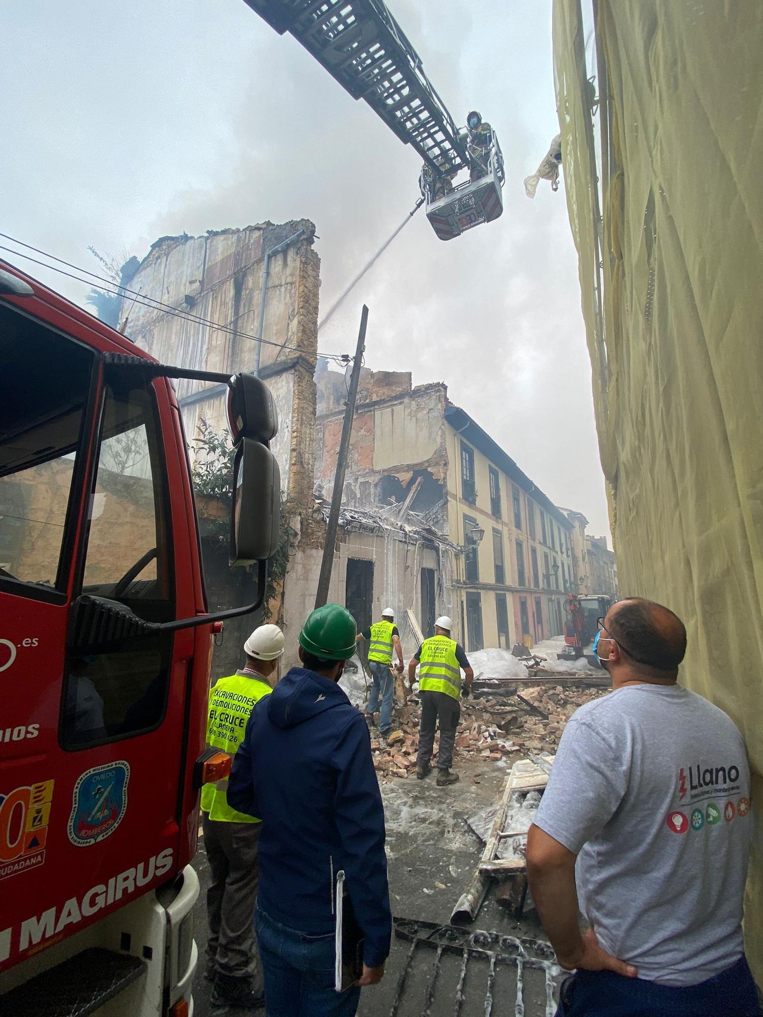 Los Bomberos trabajan en asegurar el edificio que se derrumbó por un incendio en Oviedo