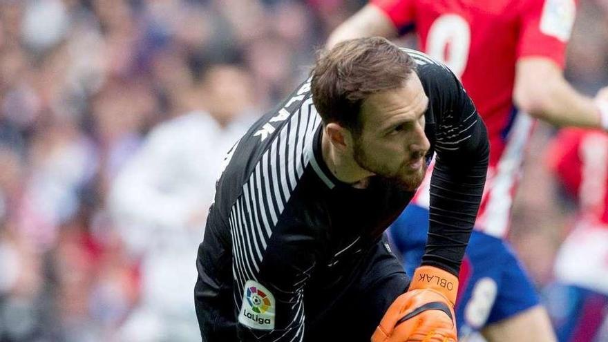 Oblak saca el balón con la mano, durante el partido de ayer en el Bernabeu.