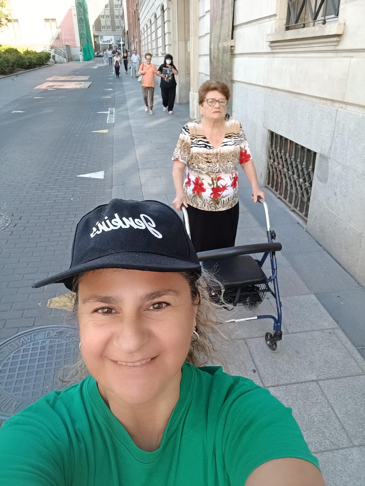 Ana junto a su madre.