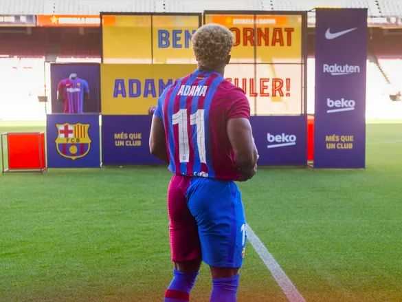 Adama, que lucirá el 11, durante su presentación oficial en el Camp Nou.