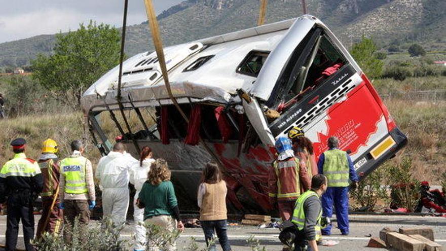 Efectius mirant com la grua està aixecant l&#039;autobús