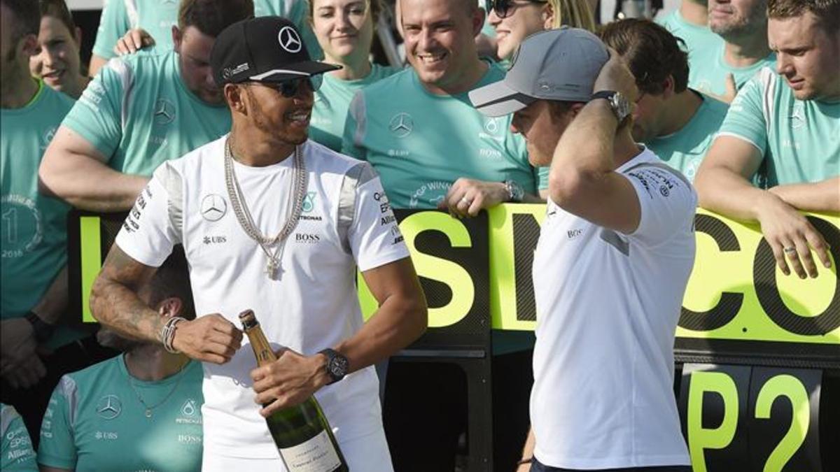 Hamilton y Rosberg, en la celebración de Mercedes