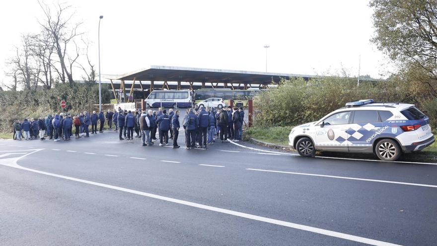 Os traballadores dos buses maniféstanse en Santiago antes das novas xornadas de folga