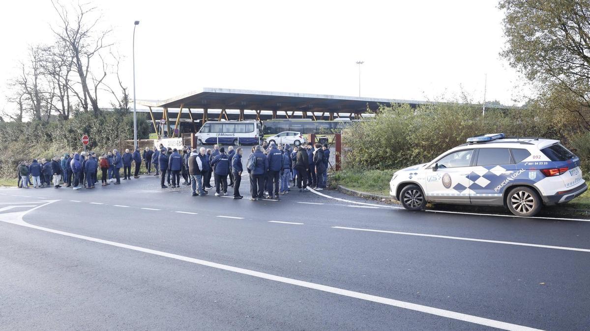 Piquetes informativos en una de las jornadas de huelga de los autobuses de Santiago