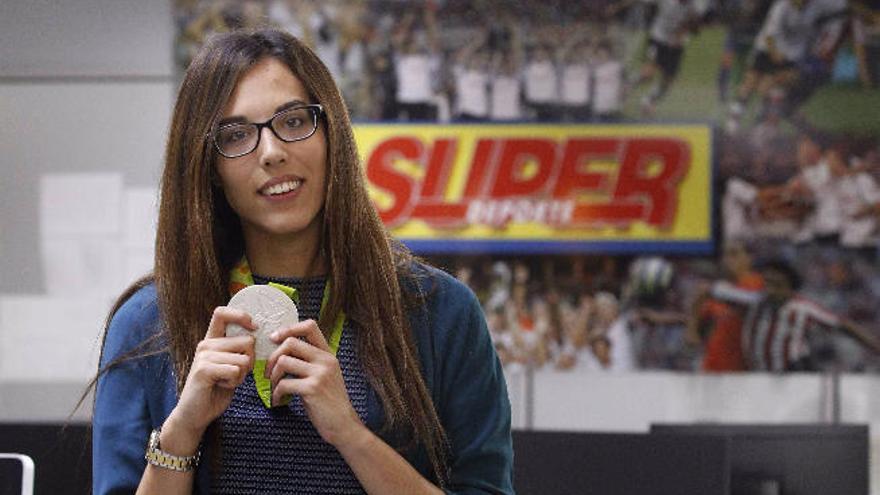 Eva Calvo lució en la redacción de SUPER la medalla de plata conquistada en Río.