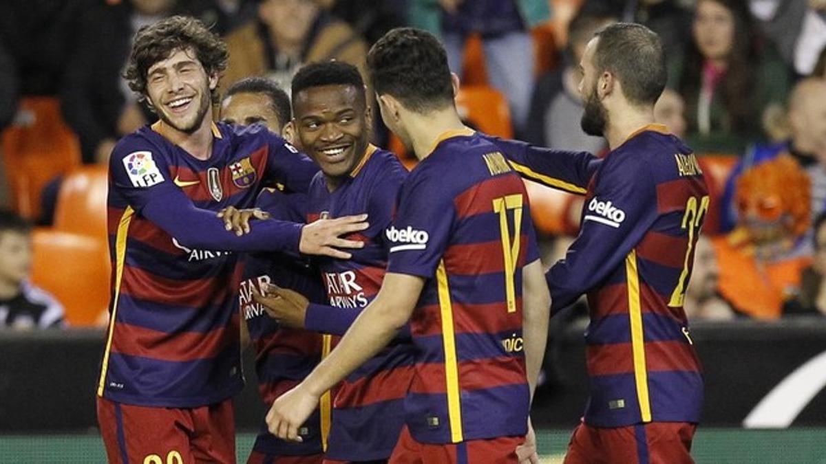 Los jugadores del Barça felicitan a Kaptoum por su gol al Valencia que alarga la racha del equipo sin perder.