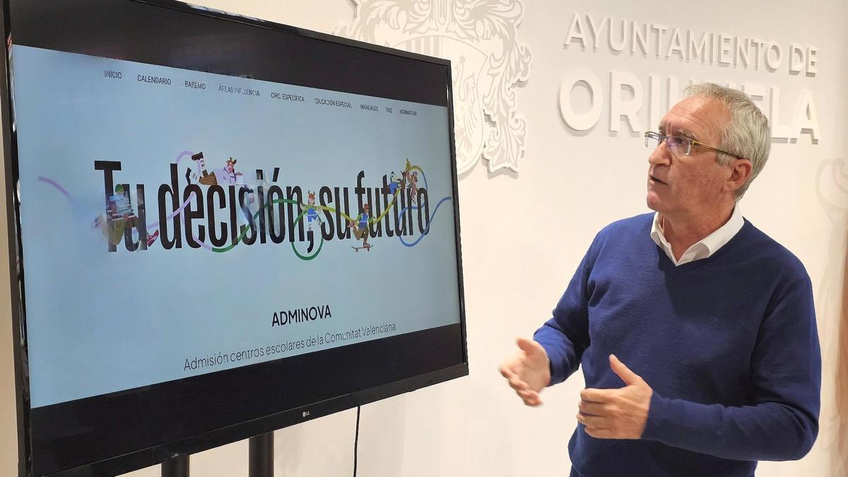 Rueda de prensa del concejal de Educación de Orihuela, Vicente Pina