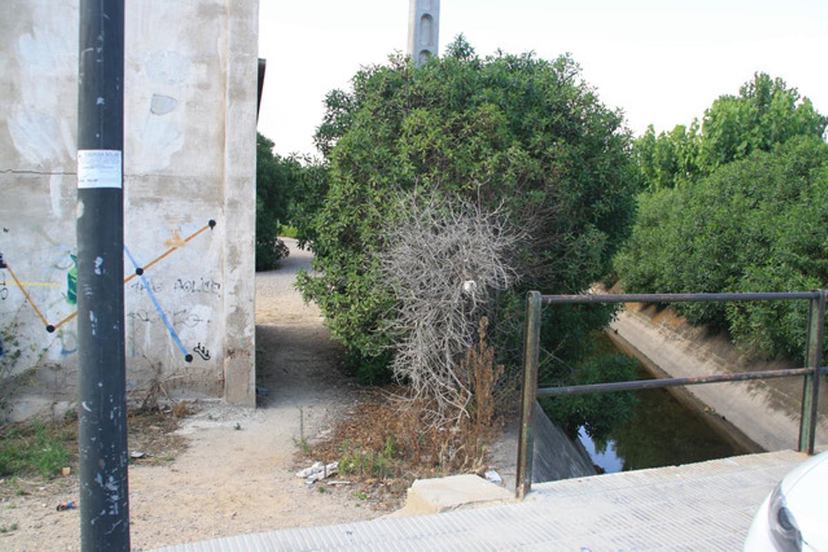 Accés deplorable a la pista esportiva. L’accés pel carrer de la Via Hercúlia a la pista esportiva d’Altafulla platja presenta aquest lamentable estat de deixadesa. No només hi ha un important desnivell en relació amb la vorera, sinó que està permanentment bruta i, per si no n’hi hagués prou, té una riera al costat amb aigua estancada, pudent i que és un focus permanent de mosquits.