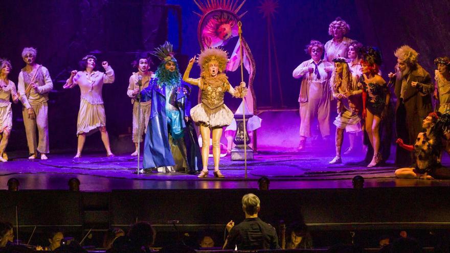 Una escena de &quot;Coronis&quot; en el teatro Campoamor; en el foso, de espaldas y dirigiendo la orquesta &quot;Le Poème Harmonique&quot;, el maestro Vincent Dumestre.