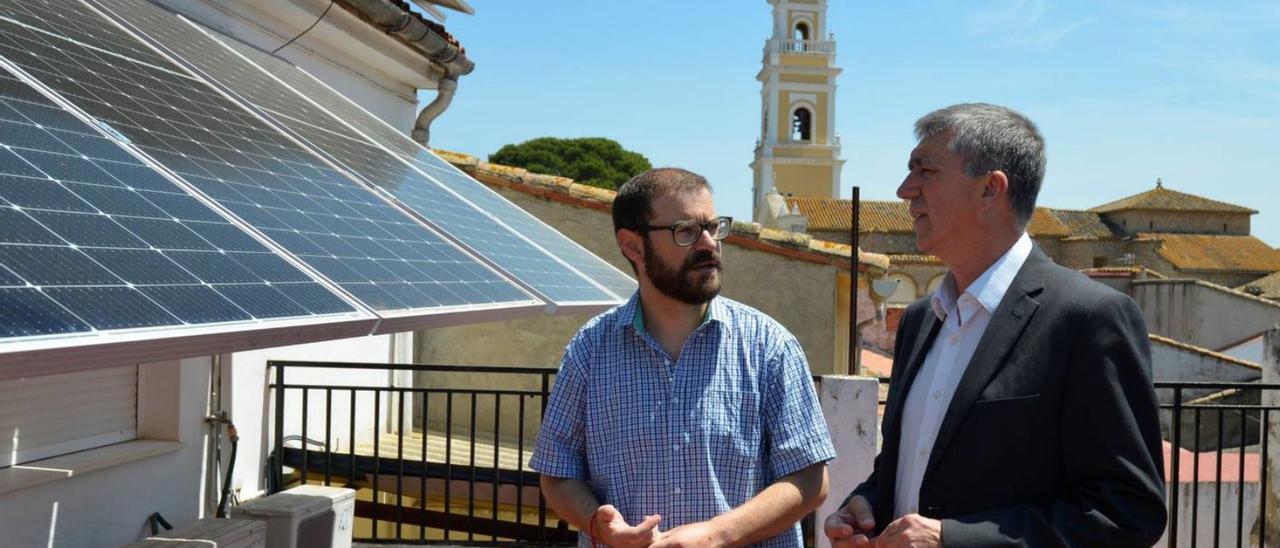 El alcalde de Ròtova y el conseller Climent, junto a una instalación de placas fotovoltaicas.                         | LEVANTE-EMV