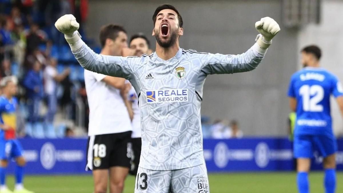 José Antonio Caro 'Churripi', meta del Burgos, festeja un triunfo ante el Real Oviedo.