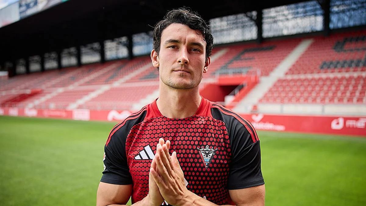 Juan Gutiérrez posa con la elástica del Mirandés en Anduva, su último equipo.